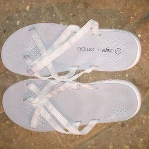 NWOT womens "Sage + Simple" black lightweight strappy flip flop-gray